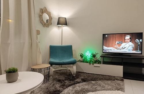 Agios Pavlos Apartment | Isalos Trykonos Garden Thessaloniki - Central Oasis with free parking
