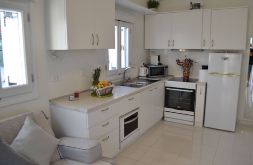 Vothon Villa | JB VILLA Stunning Santorini Escape w/jacuzzi and enclosed garden
