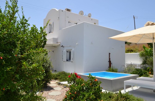 Vothon Villa | JB VILLA Stunning Santorini Escape w/jacuzzi and enclosed garden