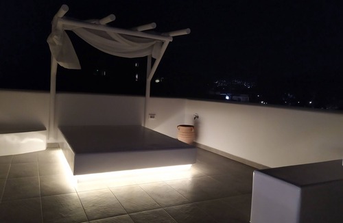 Vothon Villa | JB VILLA Stunning Santorini Escape w/jacuzzi and enclosed garden