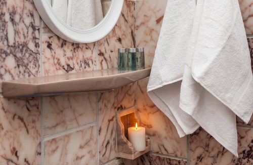 Kamari House | Join Us Low Cost Rooms