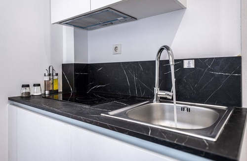 Ampelokipoi Bed & Breakfast | Kriel Suites by LIV Homes 01