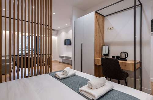 Ampelokipoi Bed & Breakfast | Kriel Suites by LIV Homes 102