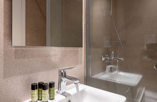 Ampelokipoi Bed & Breakfast | Kriel Suites by LIV Homes 302