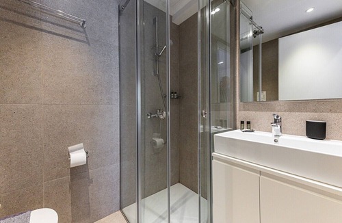Ampelokipoi Bed & Breakfast | Kriel Suites by LIV Homes 202