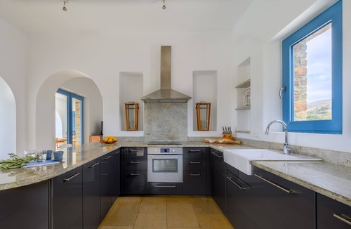 Andros Villa | Large house with swimming pool 100m from the beach