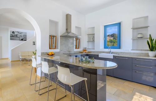 Andros Villa | Large house with swimming pool 100m from the beach