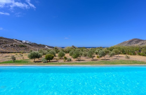 Andros Villa | Large house with swimming pool 100m from the beach