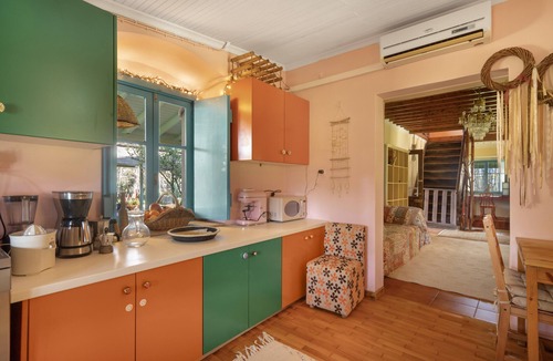 Kalligoni House | Lefkadas Bohemian Cottage Holiday Home with Mountain View, Wi-Fi and Air Conditioning