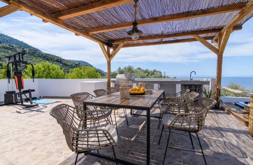 Loutraki Villa | LemonTree Villa Rooftop Jacuzzi And Sea Views