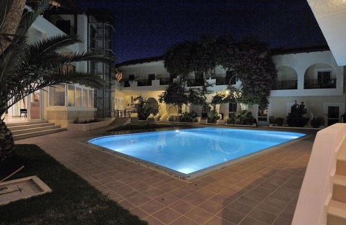 Kokinos Pirgos Hotel | Little Inn