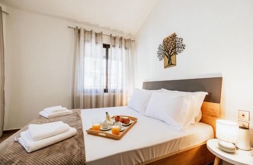 Serres Villa | LUXURY GRAND HOME SERRES - 4 Bedrooms -Free Parking - Center