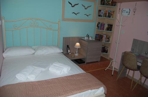 Killini House | LUXURY TRADITIONAL ROOM The Small Bookstore