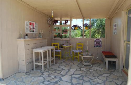 Killini House | LUXURY TRADITIONAL ROOM The Small Bookstore