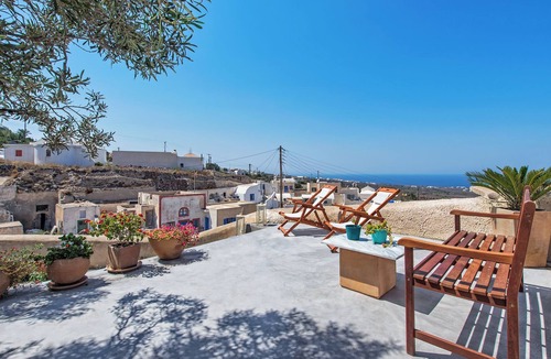 Finikia House | Maisonette in the traditional village of Finikia, 15min walk from Oia.