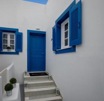 Kamari House | Maraki's Little House Santorini