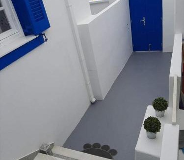 Kamari House | Maraki's Little House Santorini