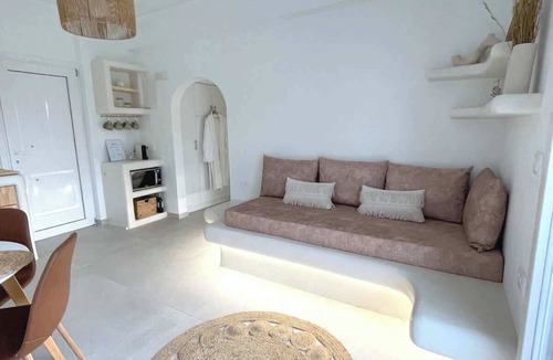 Kamari Apartment | Mayema Cycladic House with Black beach View