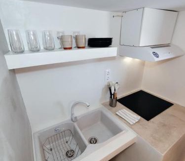 Karpenisi Apartment | Milos Pollonia Apartment
