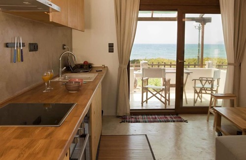 Nopigia Apartment | Minimal design, dicreet lighting, COCO-MAT bed.Vacation 10 meters from the sea!