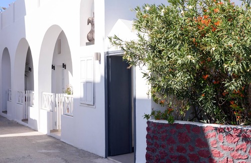 Oia Apartment | Muses Cycladic Suites - Compact Two-Bedroom Suite with Outdoor Hot Tub