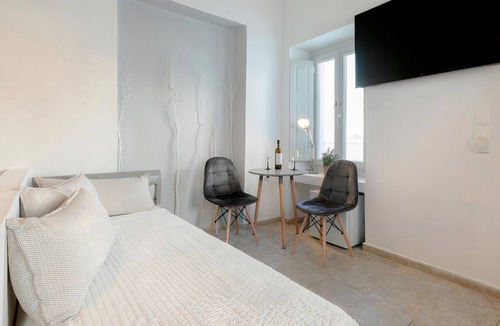 Fira Apartment | Neoklassiko Koukouli deluxe room