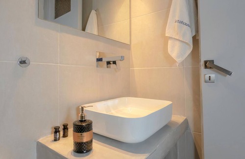 Fira Apartment | Neoklassiko Koukouli deluxe room