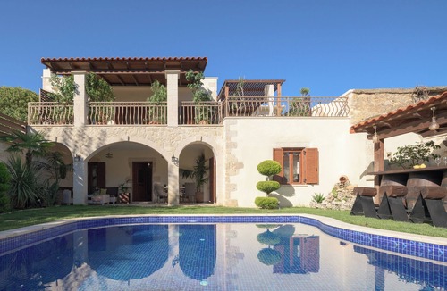 Embrosneros Villa | Nicole Villa | Private Heated*Pool, Village Escape