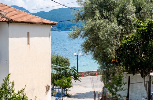 Nikiana Apartment | "Nikoleta 1" Apartment with Ocean View, Terrace, and Wi-Fi