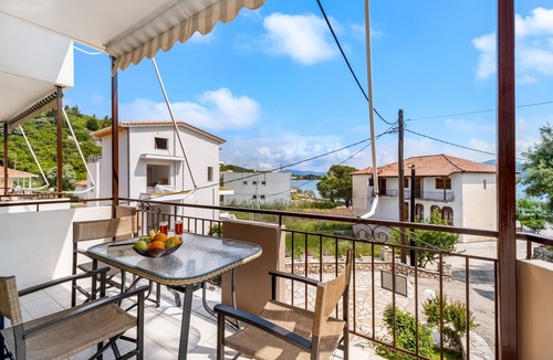 Nikiana Apartment | "Nikoleta 1" Apartment with Ocean View, Terrace, and Wi-Fi