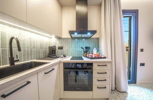 Nea Alikarnassos Apartment | Noble Heraklion Suites, Emerald Suite in Crete