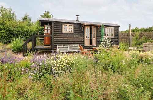 Gumley Cottage | NOMAD (SHEPHERDS HUT, pet friendly, with hot tub in Kibworth