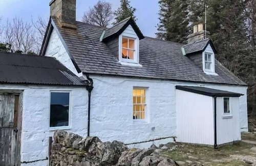 Lairg Cottage | OLD GRUMBEG COTTAGE, character holiday cottage in Bettyhill