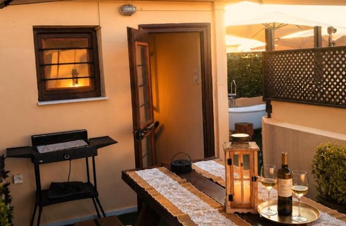 Old Town Rethymnon House | Old Town Rhapsody, Cosy 2-Floor Home with Rooftop Bathtub, BBQ & Lounge Under Sun Umbrellas