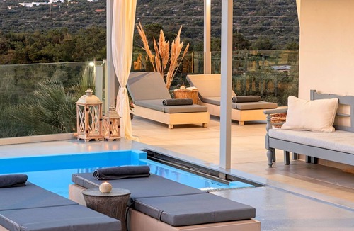 Vathi House | Olivengrüne Villa mit privatem beheiztem Pool by Interhome