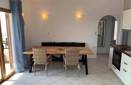 Voia House | Panoramic sea/mountain views, fast wifi, easy access & parking at hilltop home!