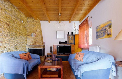 Markopoulo Mesogaias House | Porto Rafti Family 4BD Maisonette with Garden