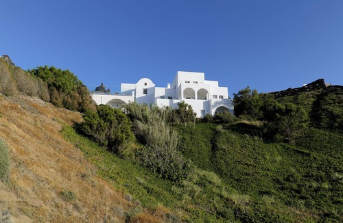 Santorini Villa | PRESIDENTIAL VILLA exudes the tranquility and allure of a Cycladic oasis.