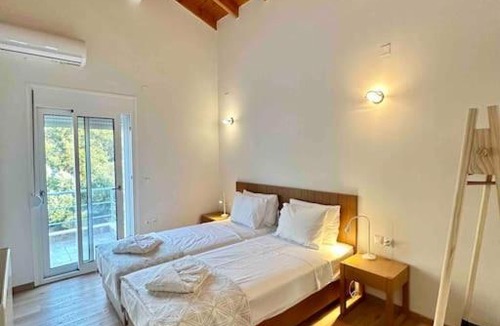Skotino Villa | Private Hillside Retreat