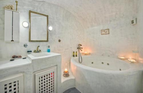 Exo Gonia Villa | Pyrgos 3-Bed Villa Sleeps 8 with Pool and AirCon