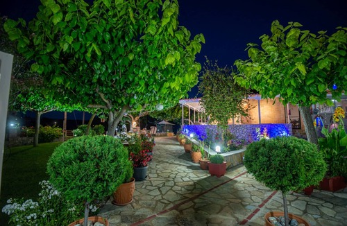 Marantochori House | Quiet private house with large kitchen and large living areas