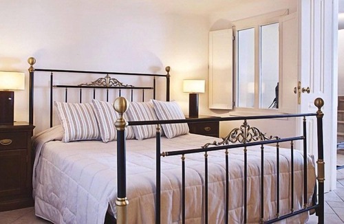 Firostefani Villa | R 1160 Hydrus Villa (Maisonette Style) With Break Fast, External Jacuzzi & Lounge