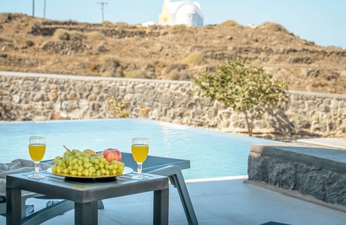 Oia Villa | R 3109 Villa with Private Pool With Air Conditioning.Garden View & Breakfast