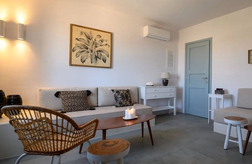 Santorini Villa | R 3251 Villa Hampus view suites with outdoor hot tub With Alarm Clock ,Central Heating & Internet a