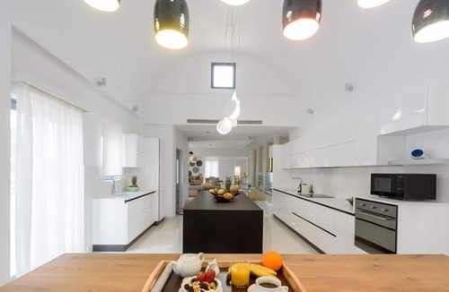 Vlychada Villa | R 950 Villa Basil with Daily Maid Service, Marble Bathroom & Modern Furnishing