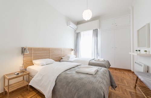 Ilisia House | Renovated apt for 6 close to Metro
