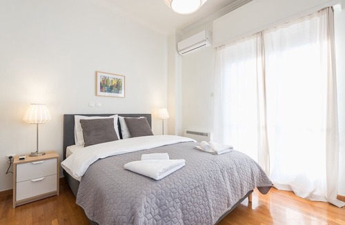 Ilisia House | Renovated apt for 6 close to Metro