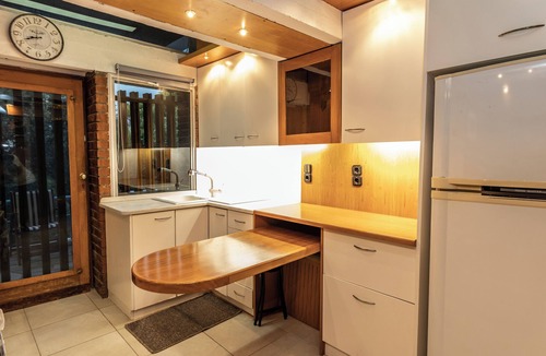 Rafina-Pikermi House | Retro house