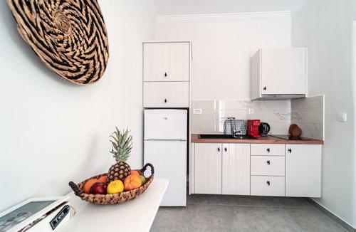 Akrotiri Apartment | Rimidi apartment garden view