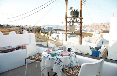 Akrotiri Apartment | Santorini Cozy Haven - Amphora Lover's Studio